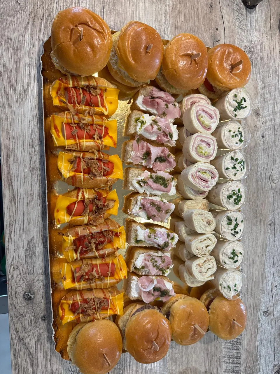 Plateau apéritif salé : mini burgers, mini hot-dogs gratinés, roulés de jambon et wraps à la ciboulette