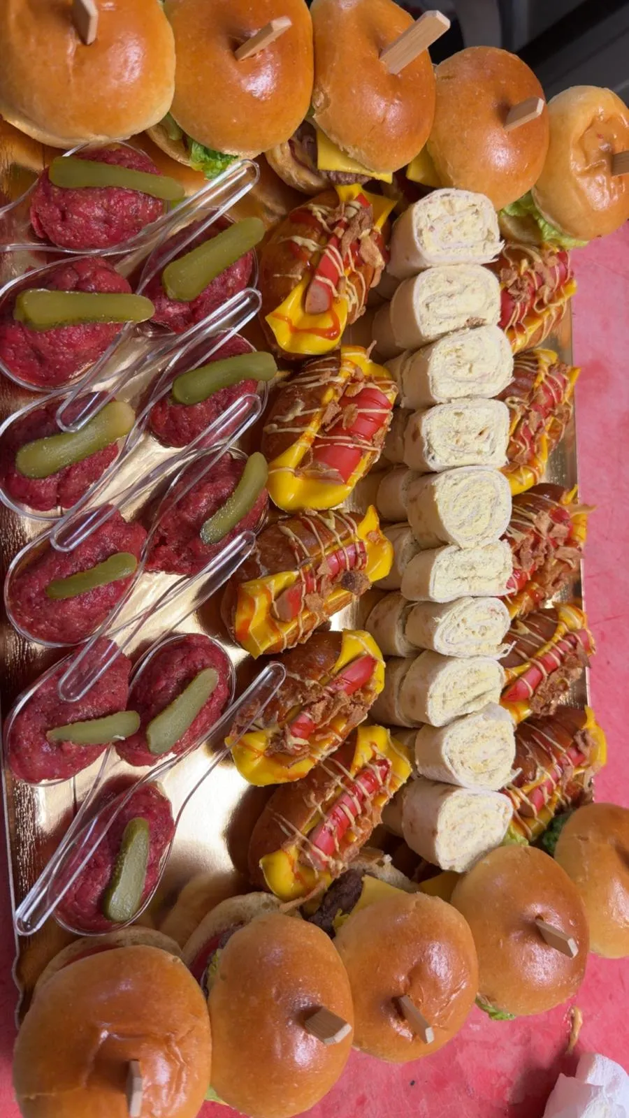 Plateau apéritif : cuillères de tartare au cornichon, mini hot-dogs gratinés, wraps roulés et mini burgers