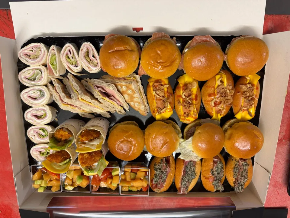 Coffret apéritif Maison Cherblanc : mini burgers, mini hot-dogs gratinés, wraps roulés, sandwichs toastés et verrines